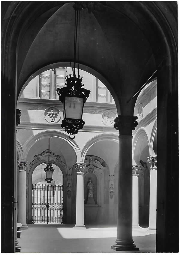 Photo Hilde Lotz-Bauer: Courtyard of Palazzo Medici-Riccardi